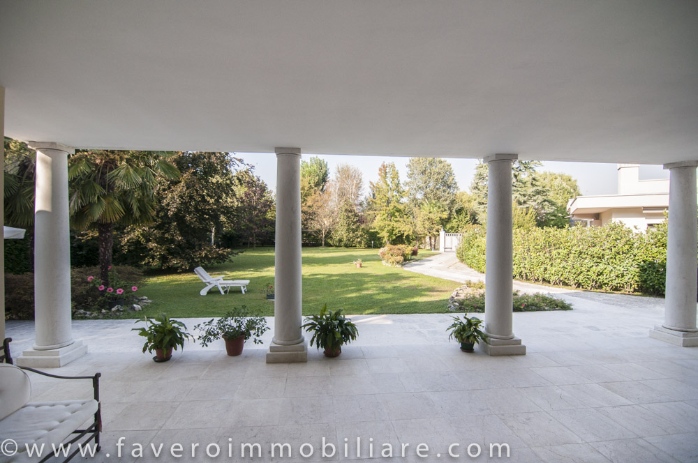 MESTRE Splendida Villa di 600mq con oltre 2000mq di giardino piantumato