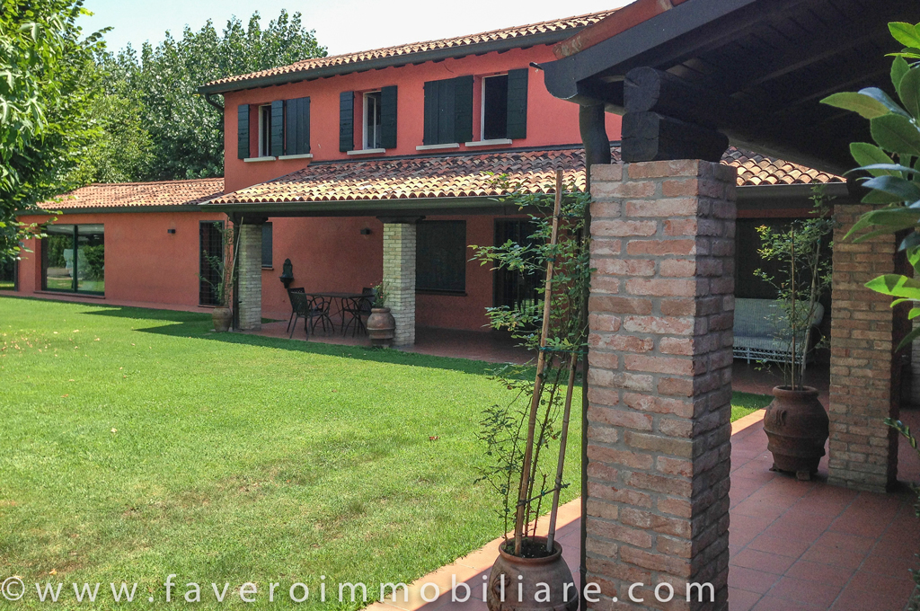 STRA Villa di origine ottocentesca con giardino di circa 2000mq e divisa in due abitazioni.